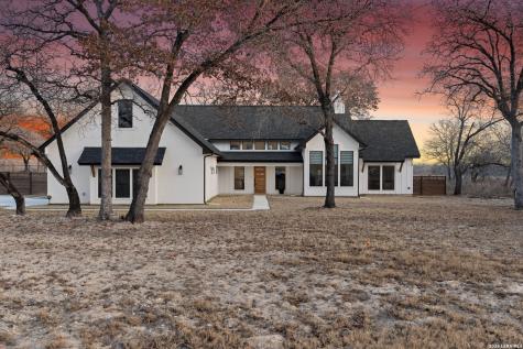 200 Oak Fields Dr., Floresville TX 78114