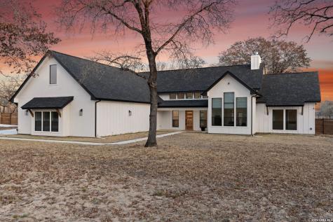 200 Oak Fields Dr., Floresville TX 78114