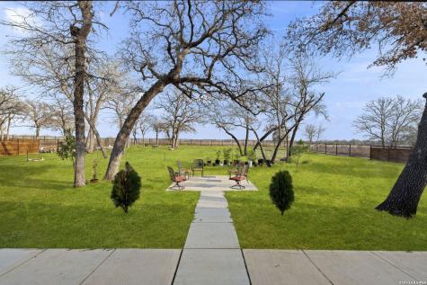 200 Oak Fields Dr., Floresville TX 78114