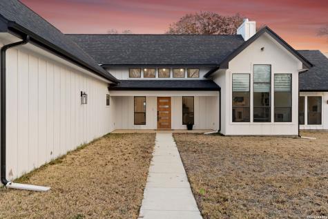 200 Oak Fields Dr., Floresville TX 78114