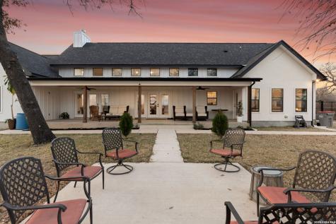 200 Oak Fields Dr., Floresville TX 78114