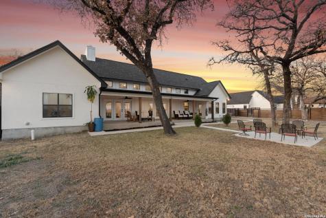 200 Oak Fields Dr., Floresville TX 78114