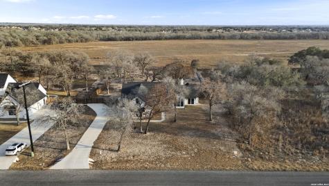200 Oak Fields Dr., Floresville TX 78114