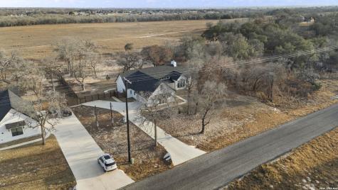 200 Oak Fields Dr., Floresville TX 78114