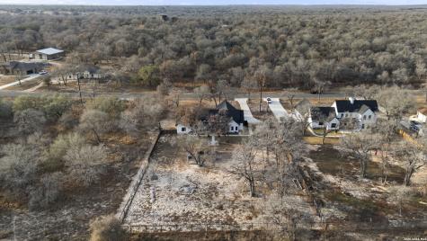 200 Oak Fields Dr., Floresville TX 78114