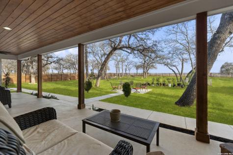 200 Oak Fields Dr., Floresville TX 78114