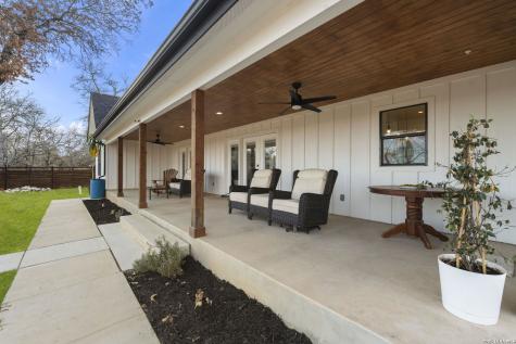 200 Oak Fields Dr., Floresville TX 78114
