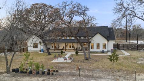 200 Oak Fields Dr., Floresville TX 78114