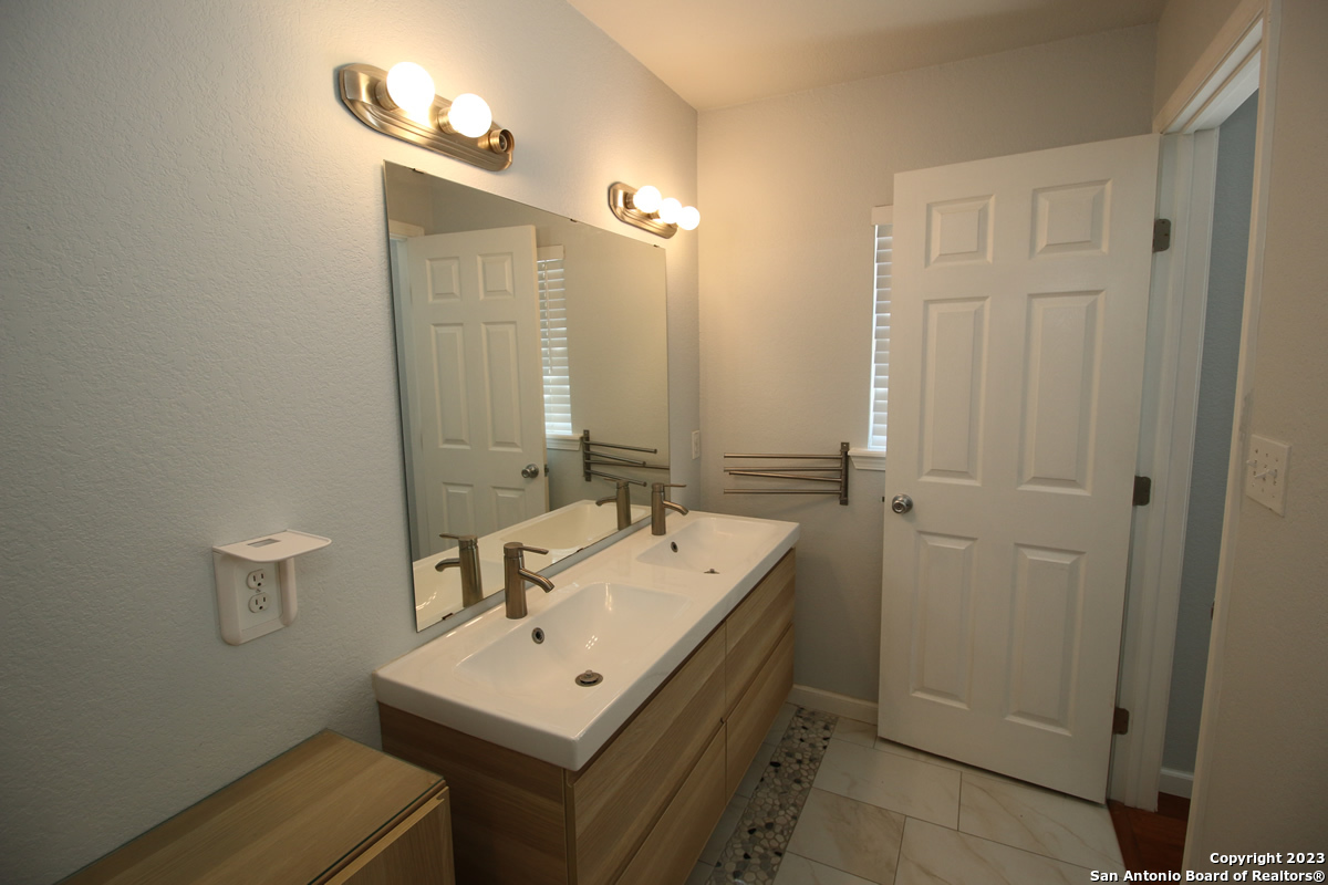 64 Vaughan Place San Antonio TX 78201