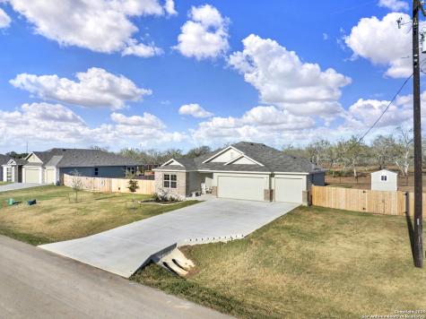 121 Cheyenne Drive Floresville TX 78114