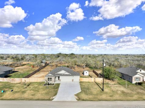 121 Cheyenne Drive Floresville TX 78114