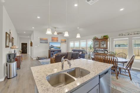 121 Cheyenne Drive Floresville TX 78114