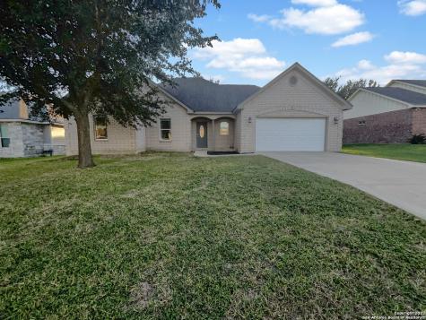 104 Parkcrest Floresville TX 78114