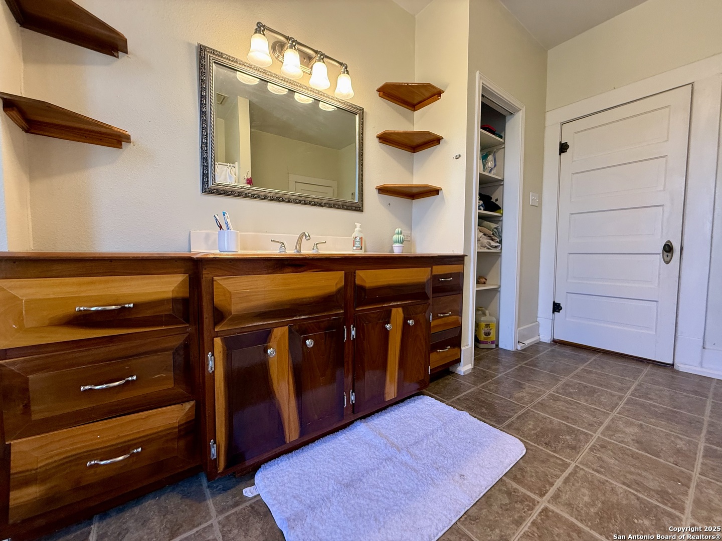 323 S 6th Kenedy TX 78119