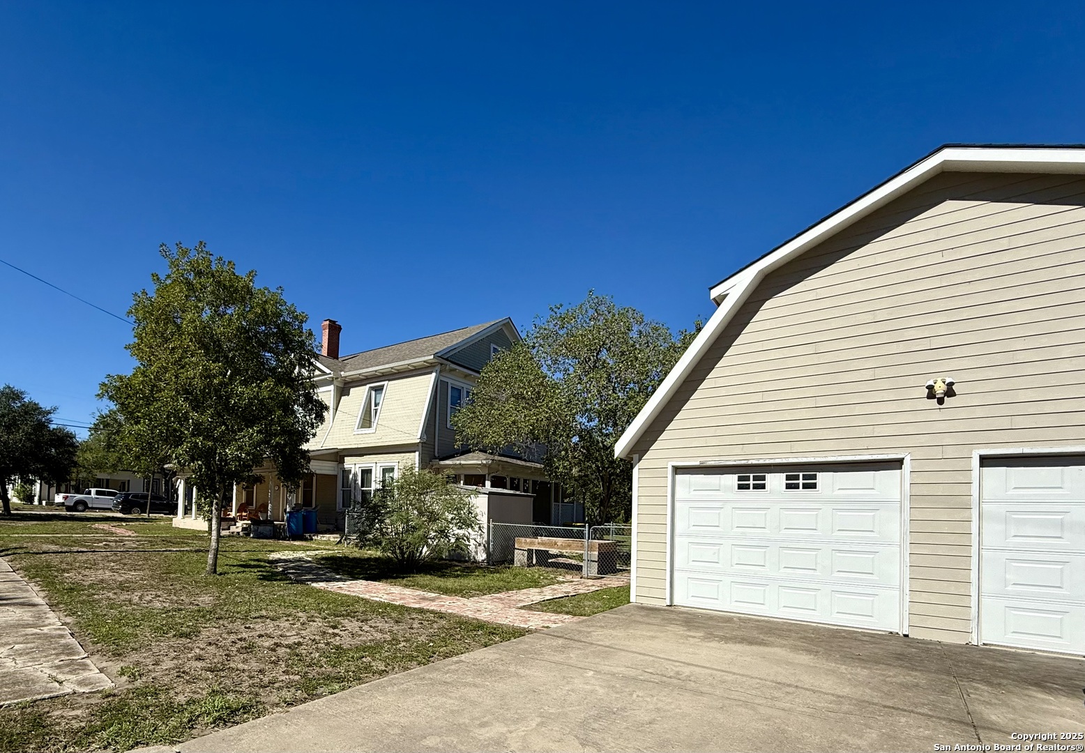323 S 6th Kenedy TX 78119