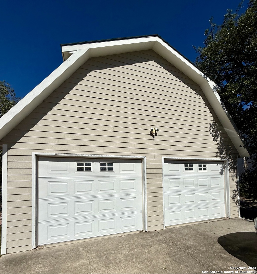 323 S 6th Kenedy TX 78119