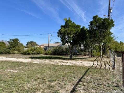18707 County Road 5736 Castroville TX 78009