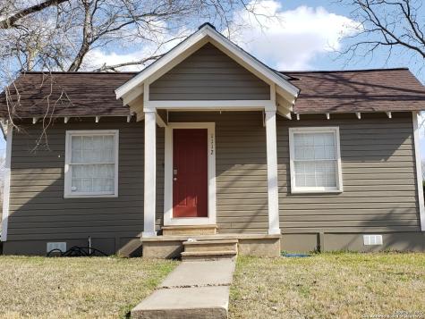 1112 E Street Floresville TX 78114