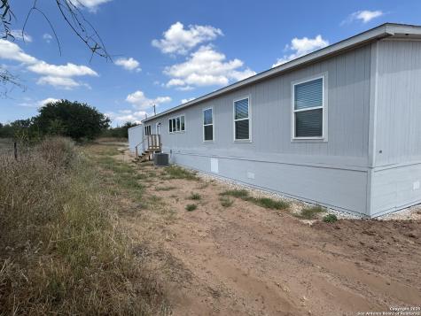 1038 County Road 329 Floresville TX 78114