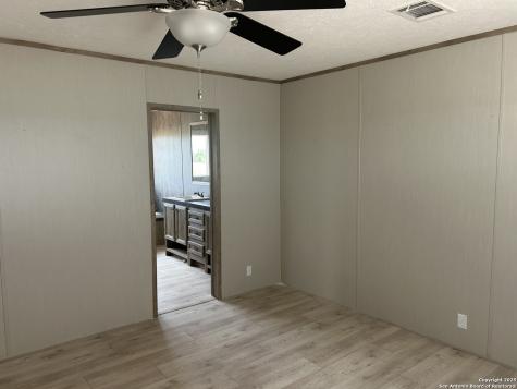 1038 County Road 329 Floresville TX 78114