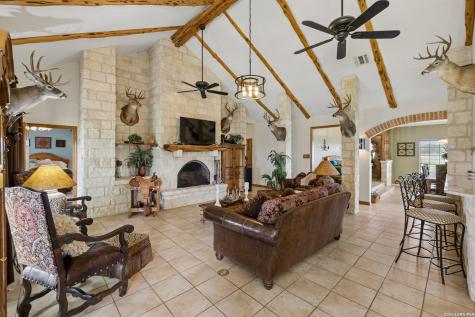 700 County Road 544 Hondo TX 78861