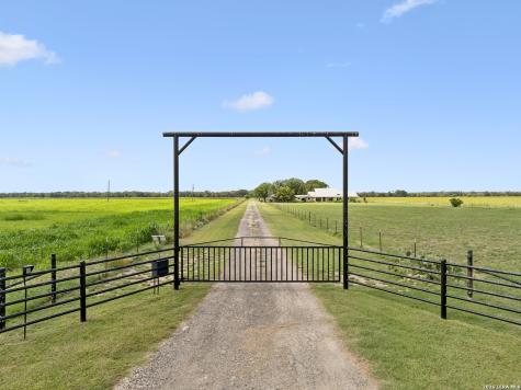 700 County Road 544 Hondo TX 78861