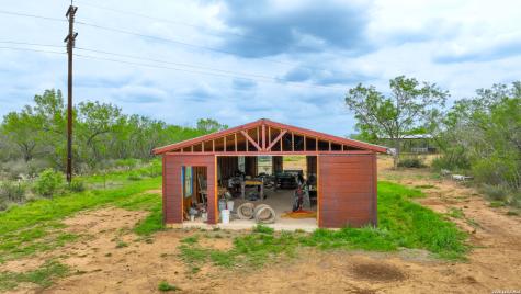 16763 Fm 1333 Charlotte TX 78011