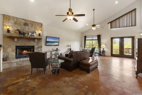 573 Hondo Oaks Drive Tarpley TX 78883