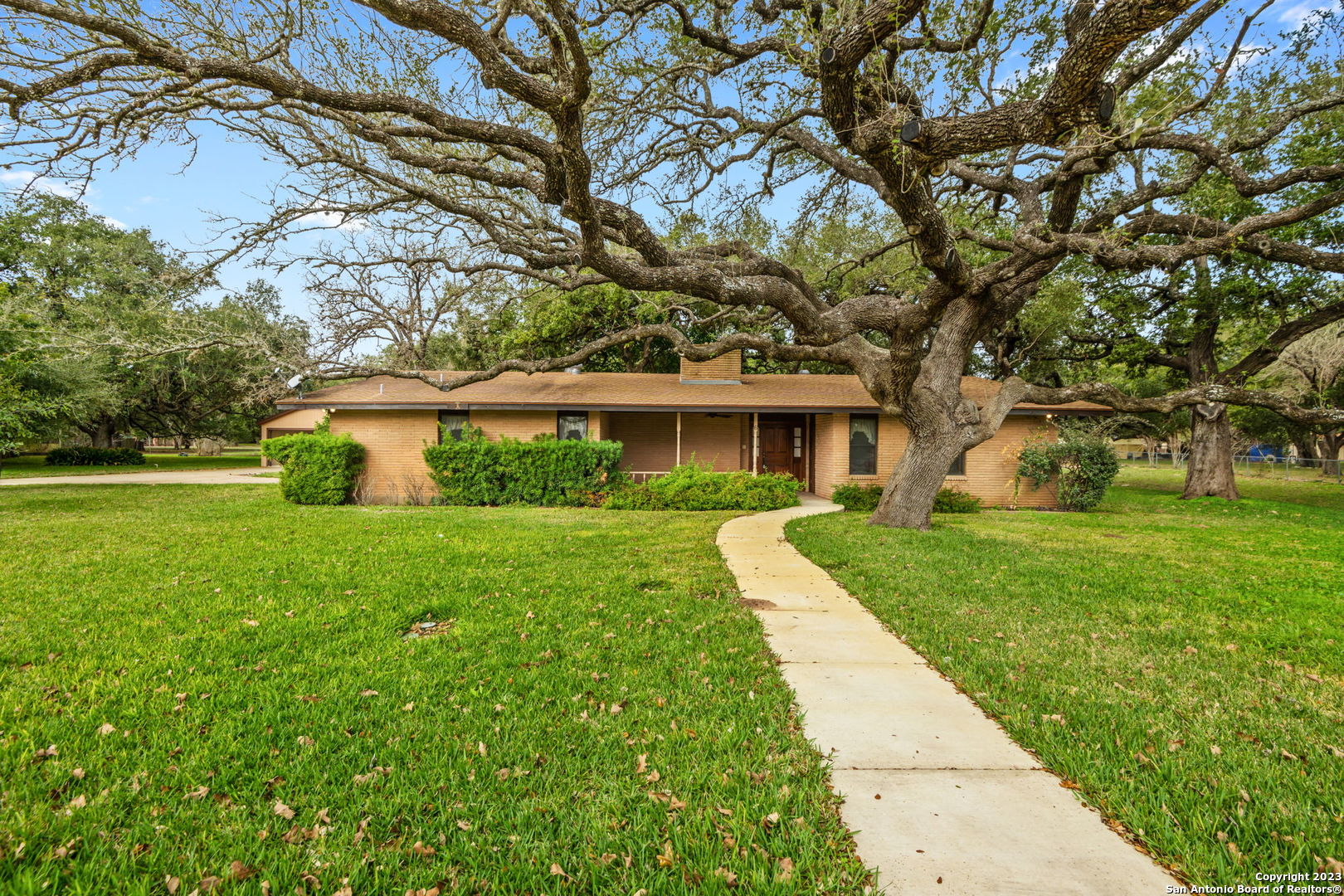 6 Oak Valley Drive Pleasanton TX 78064