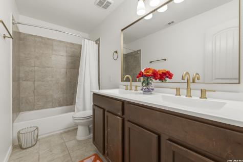 8718 Finlandia Rock San Antonio TX 78251