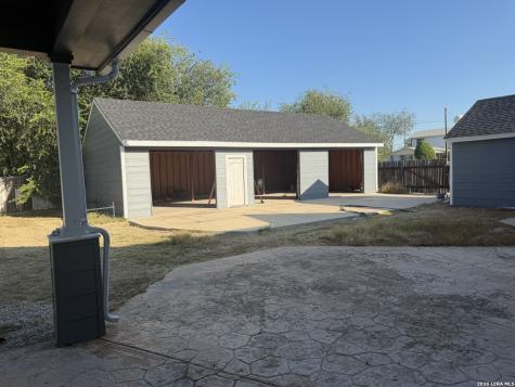 200 S 16th Street Carrizo Springs TX 78834