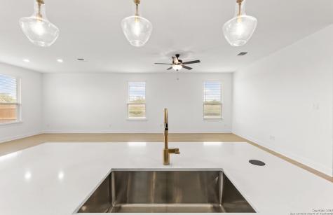419 Nightingale Avenue Marion TX 78124