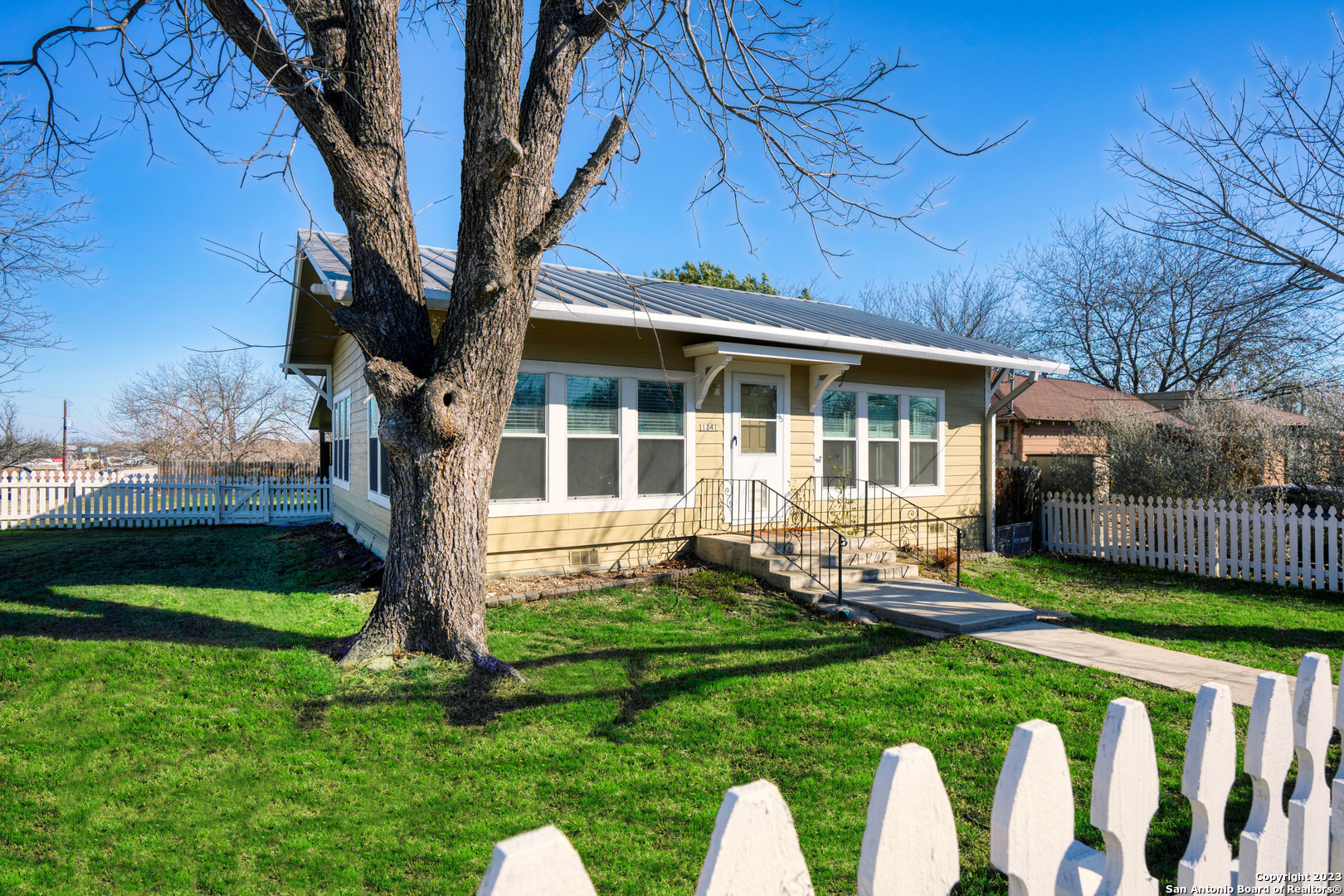 1241 S Academy Avenue New Braunfels TX 78130