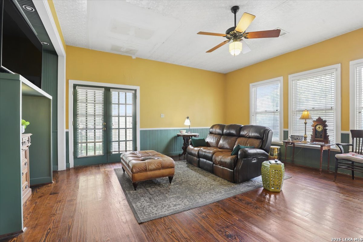 504 S Main Street Lockhart TX 78644