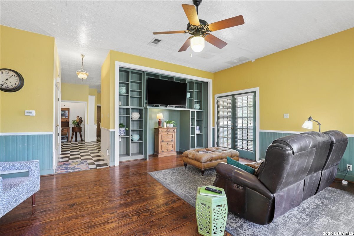 504 S Main Street Lockhart TX 78644