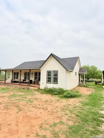 1213 County Road 1670 Moore TX 78057