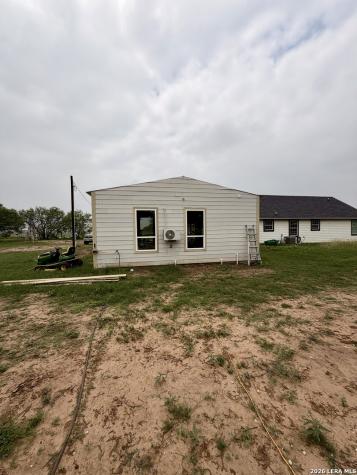 1213 County Road 1670 Moore TX 78057