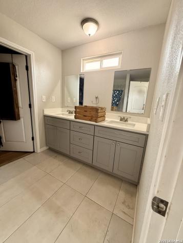 1213 County Road 1670 Moore TX 78057