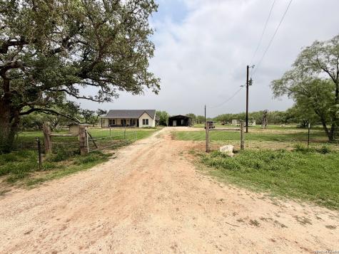 1213 County Road 1670 Moore TX 78057