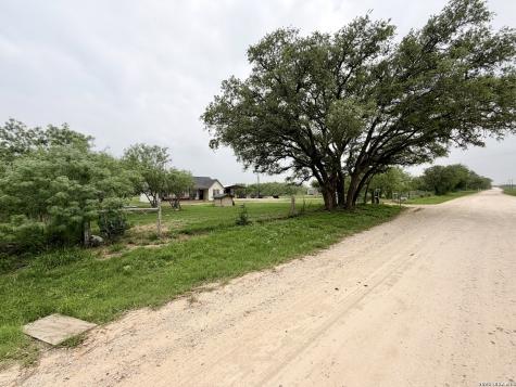 1213 County Road 1670 Moore TX 78057