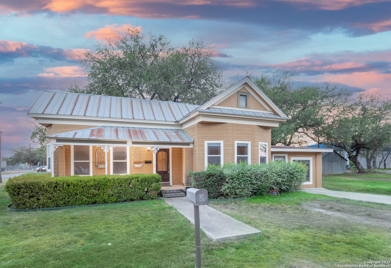 1908 Avenue I Hondo TX 78861