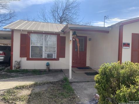 705 Reyes Alley Uvalde TX 78801