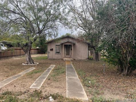 1301 Avenue S Hondo TX 78861