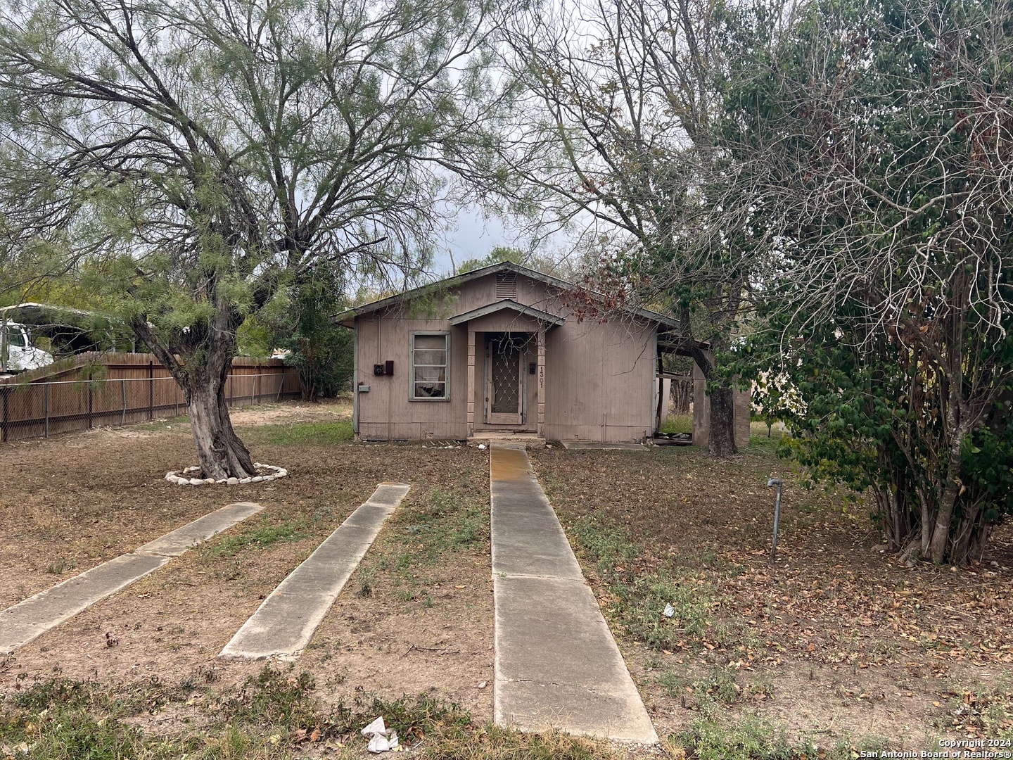1301 Avenue S Hondo TX 78861