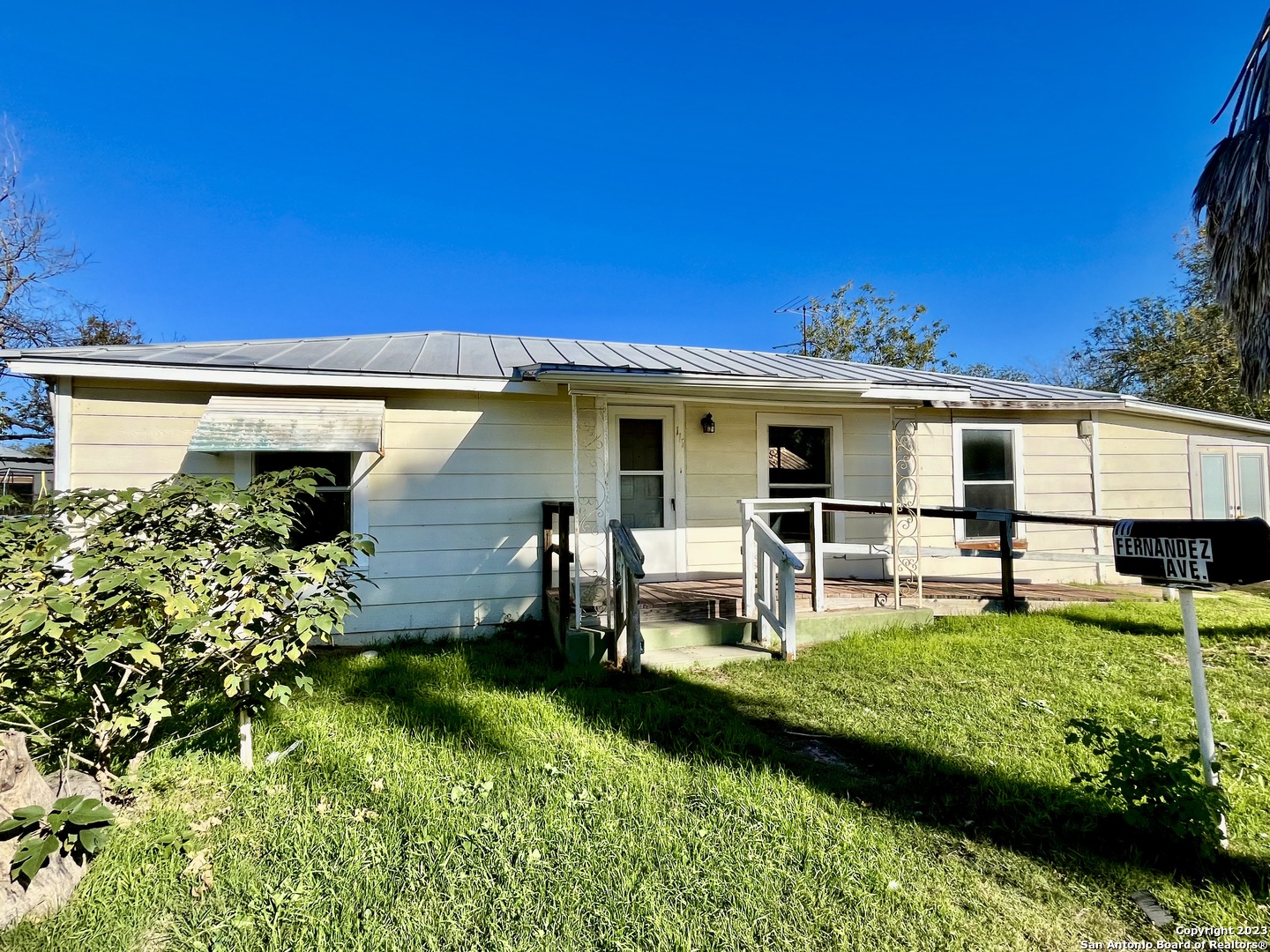 111 Fernandez Avenue Devine TX 78016