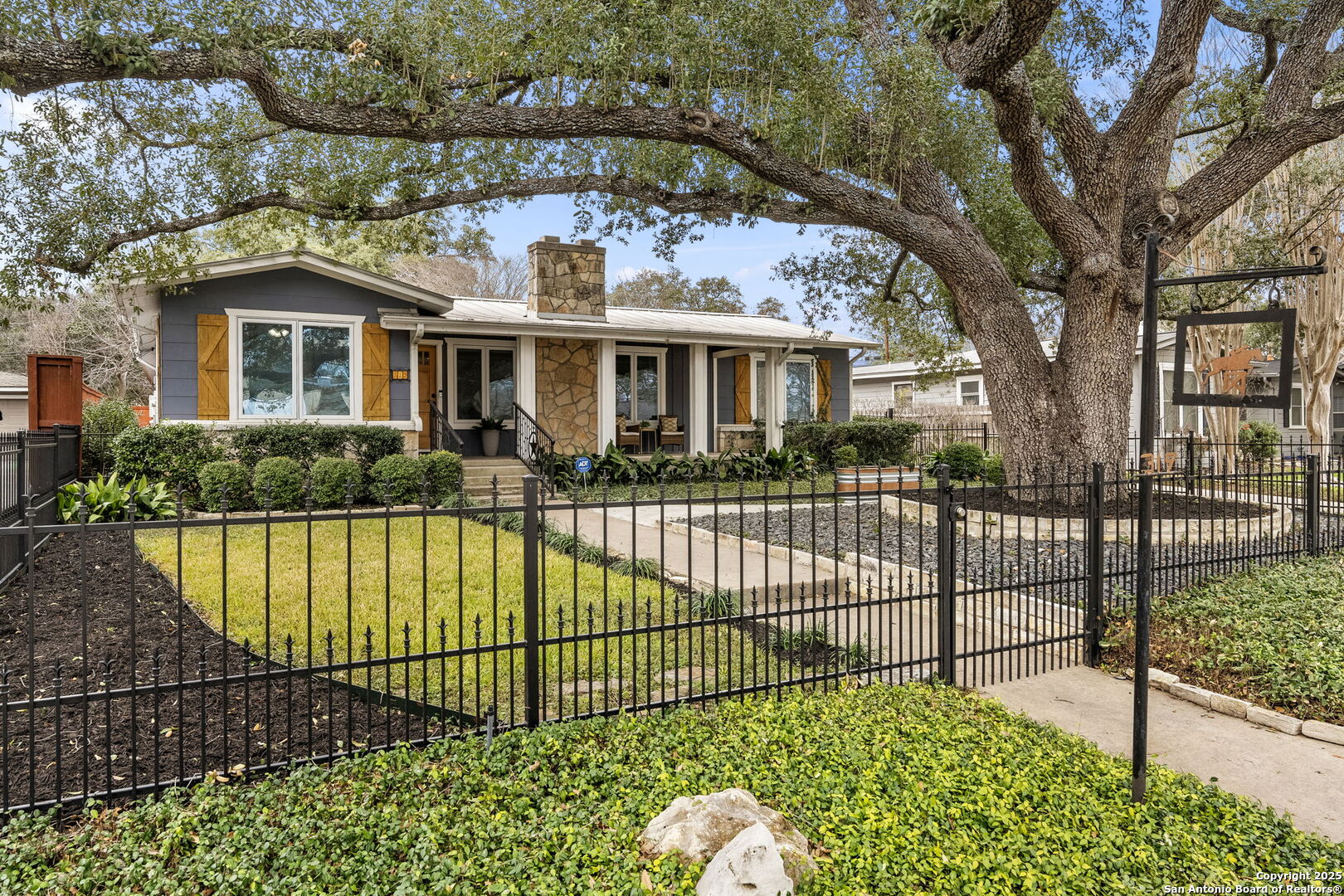 319 Robinhood Place San Antonio TX 78209