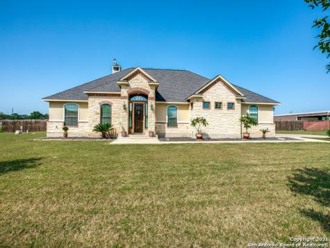 109 S Abrego Crossing Floresville TX 78114