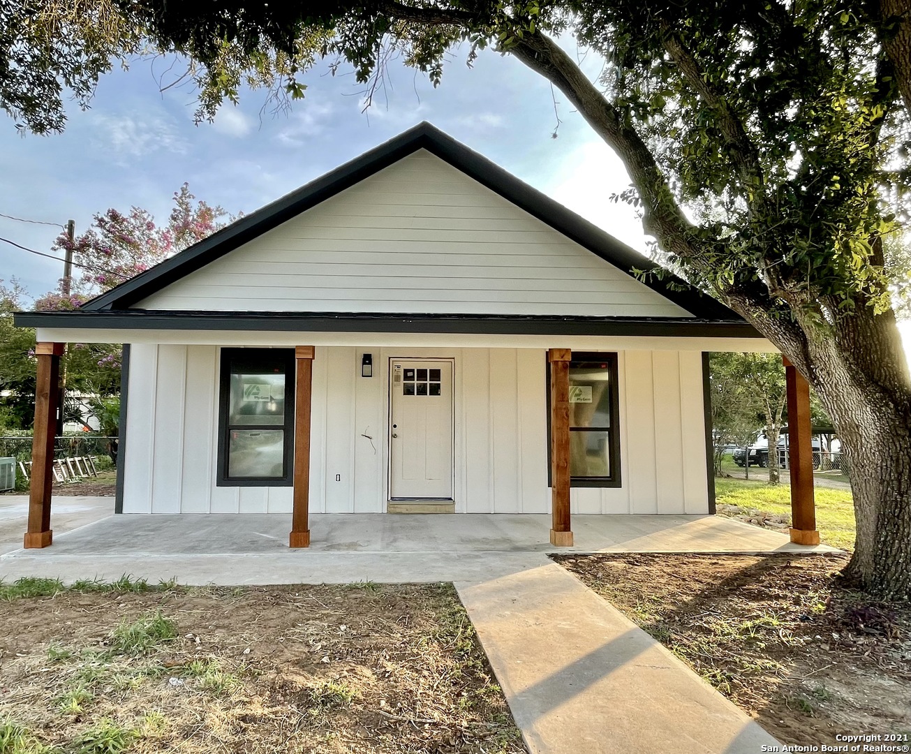 1407 7th Street Floresville TX 78114