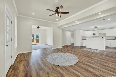 312 N Lavernia Marion TX 78124