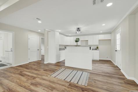 312 N Lavernia Marion TX 78124